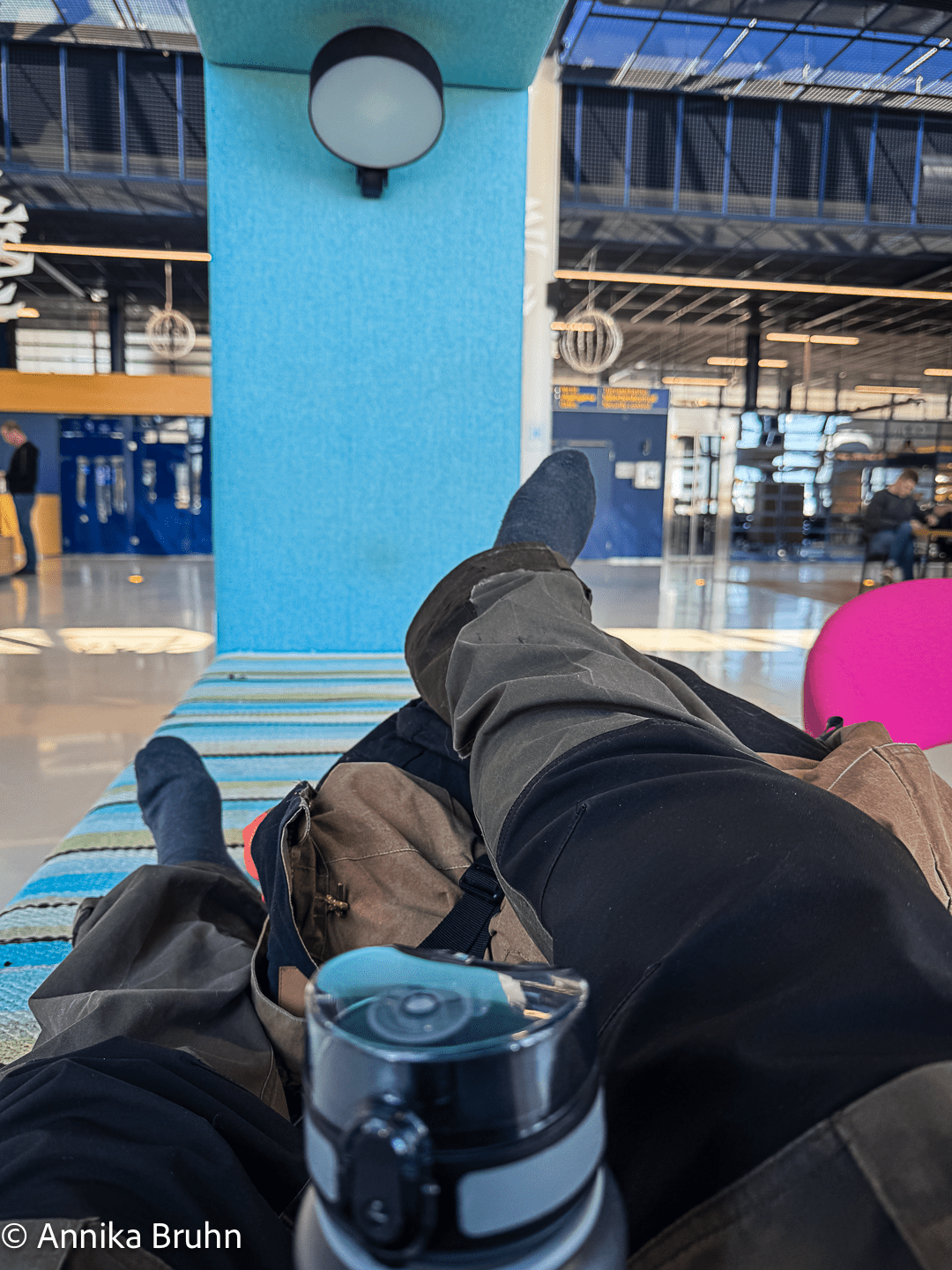 Am Flughafen warten das es losgeh